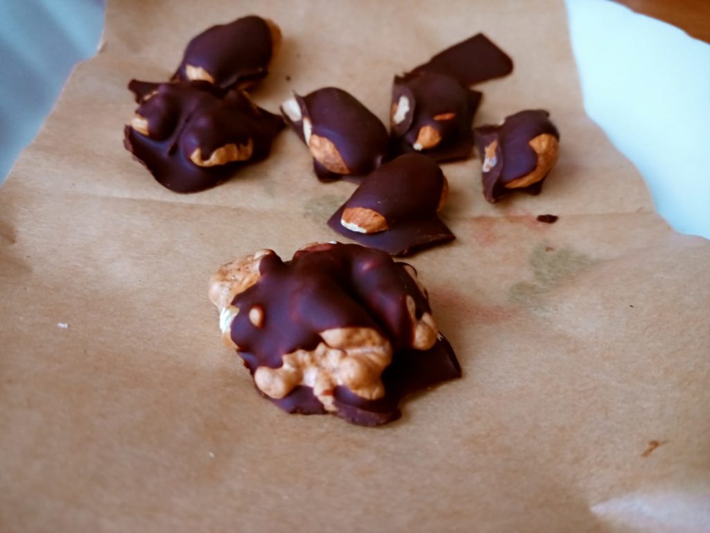 Migdały i orzechy w gorzkiej czekoladzie