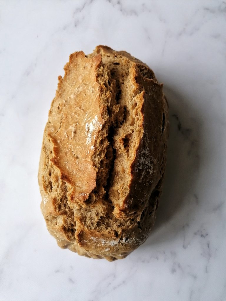 chrupiący wiejski chleb z glinianej formy